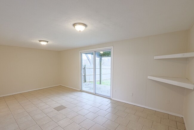 Building Photo - Spacious 3bdrm 1bath Home in Quiet Community