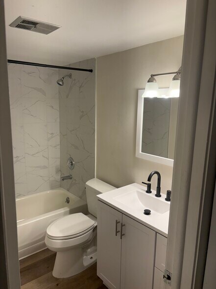 Building Photo - 3802 N Lake Dr