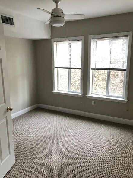 Building Photo - 1522 VFW Pkwy