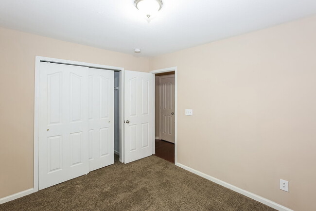 Building Photo - 6825 Goldenwillow Dr