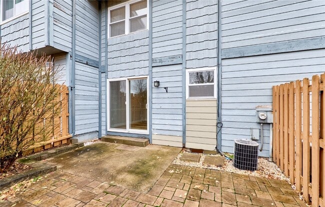 Building Photo - 2402 Savoy Dr