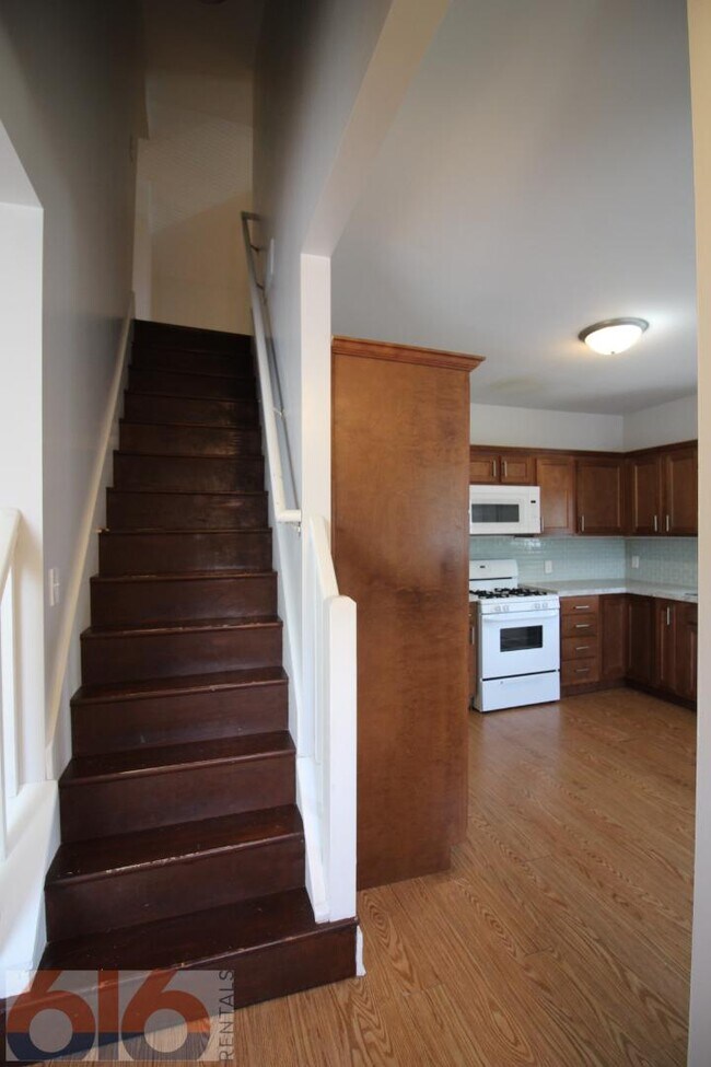 Building Photo - 858 Dayton St SW