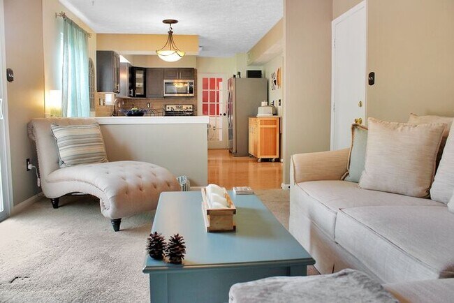 Building Photo - Charming 3-Bedroom, 2.5 Bath SFH with Fron...