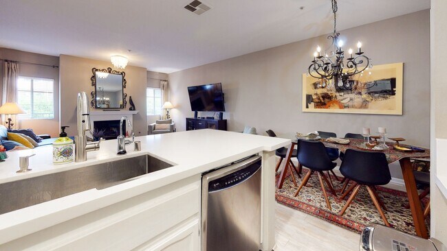 Building Photo - Fantastic 2 bed / 2 bath Condo in Huntingt...