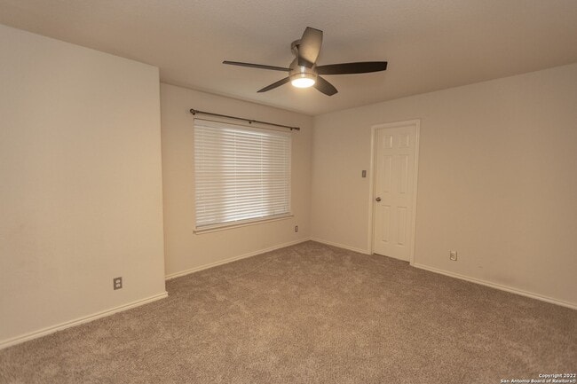 Building Photo - Stunning 5 bedroom 3 full bath home in the...