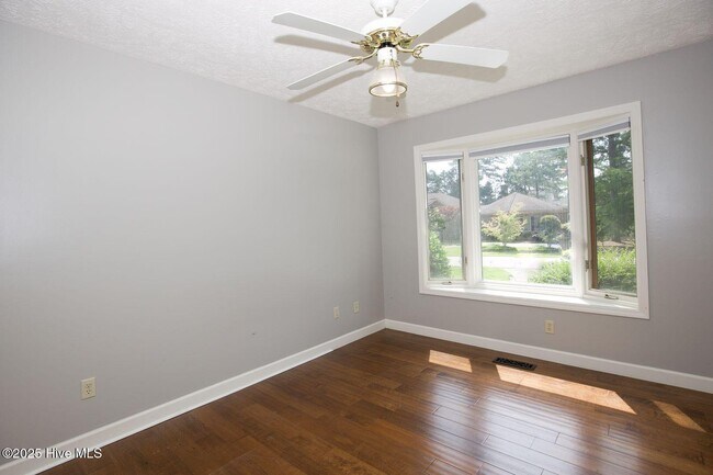 Building Photo - 1205 Greenbriar Dr