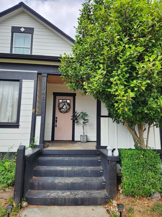 Building Photo - Victorian Style Home Rent Ready!!