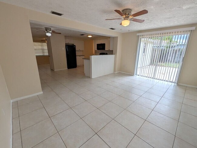 Building Photo - 6617 Lenoir Dr