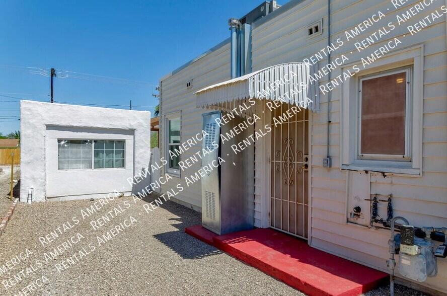 Building Photo - 1119 E Silver St