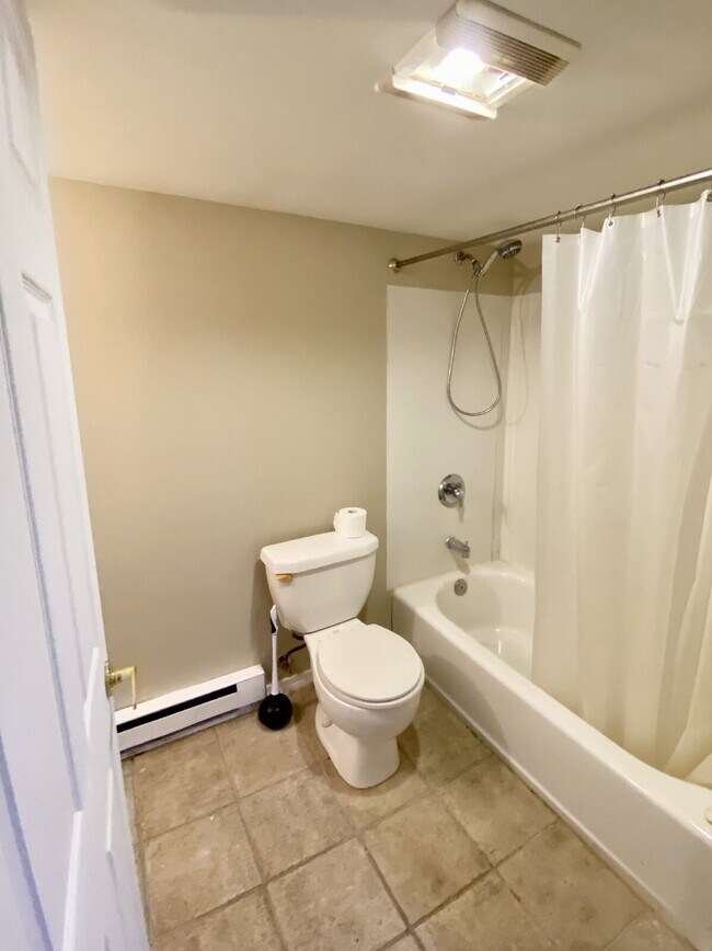Building Photo - Basement Apartment in Manchester