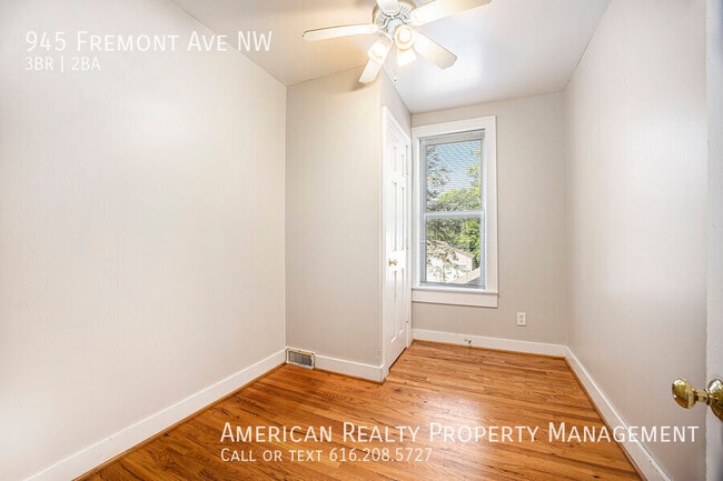 Building Photo - 945 Fremont Ave NW