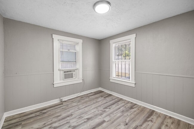 Building Photo - $25 Drive by & Apply for Beds 2 Bath House * Large Living/Dining + Bonus Room and Yard** Move in ...