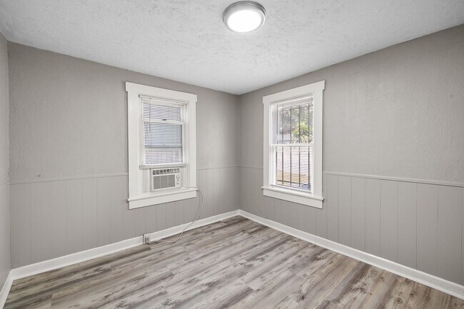 Building Photo - $25 Drive by & Apply for Beds 2 Bath House...