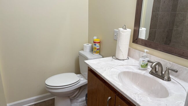 Building Photo - Large 4 Bedroom House in Quiet Country Setting