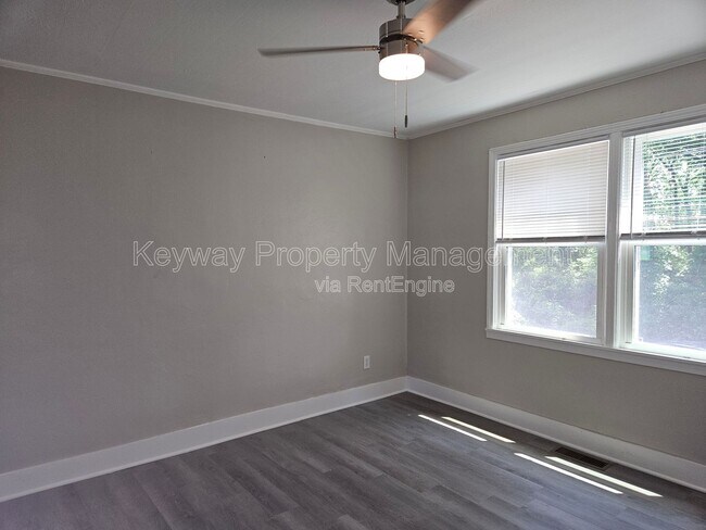 Building Photo - 302 Crystal Lake Dr