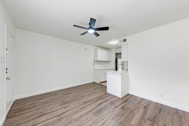 Building Photo - 2 month lease cute 1-1 blocks from campus and 1 block from UT shuttle