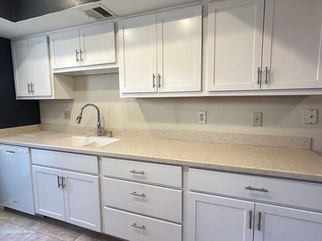 Building Photo - GORGEOUS REMODEL! 2 BED 2 BATH IN POINTS WEST!