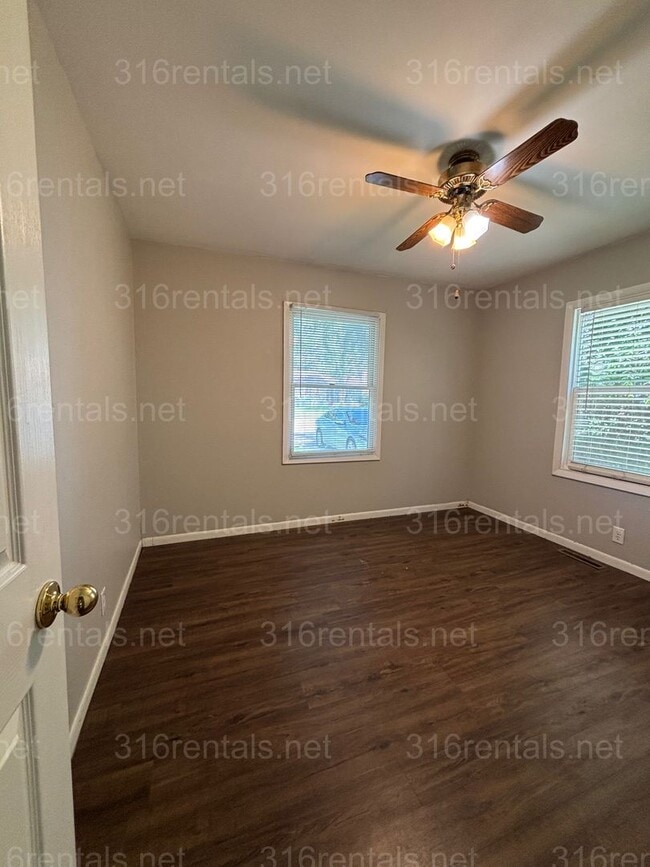 Building Photo - Two bed one bath duplex for rent NOW!