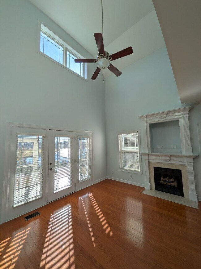 Building Photo - Beautiful 3 Bedroom, 2.5 Bath Home Located in the Kings Grant Golf Community!