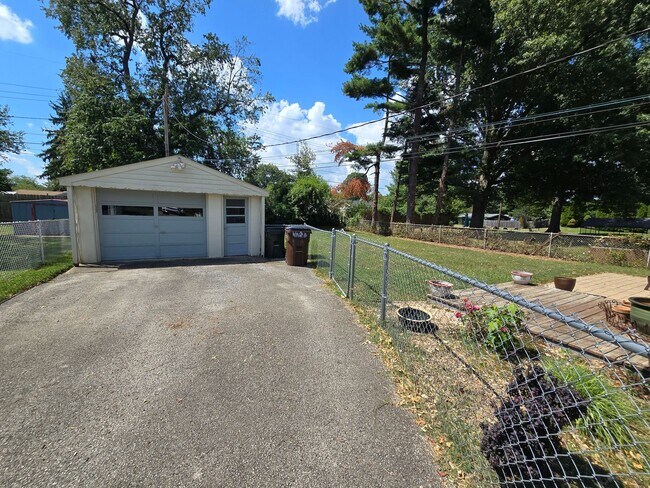 Building Photo - Newly remodeled 3 bed/1 bath home with a 1...