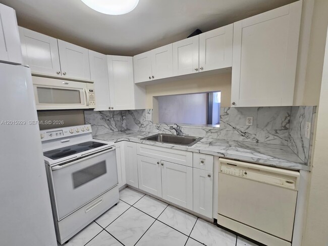 Building Photo - 10825 SW 112th Ave