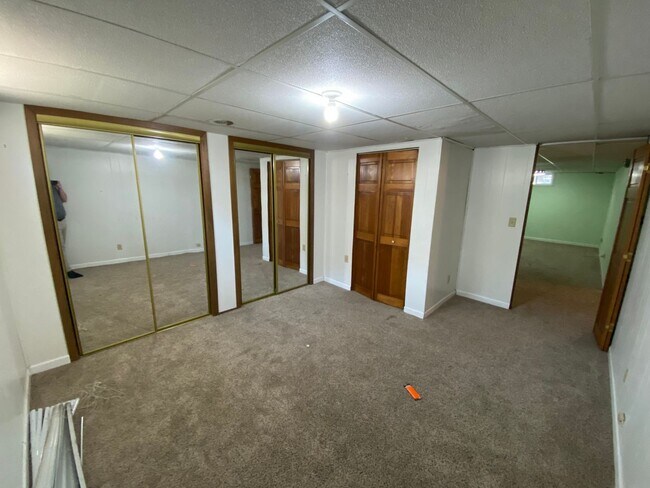 Building Photo - Huge Urbandale Home with Fenced In Back Yard!