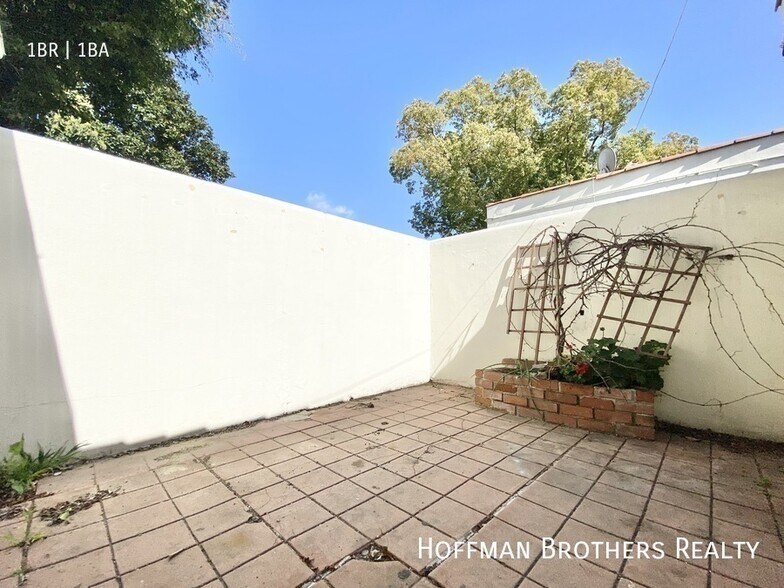 Building Photo - 415 1/2 S. Coronado St