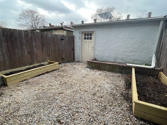 Building Photo - 682 E 42nd St