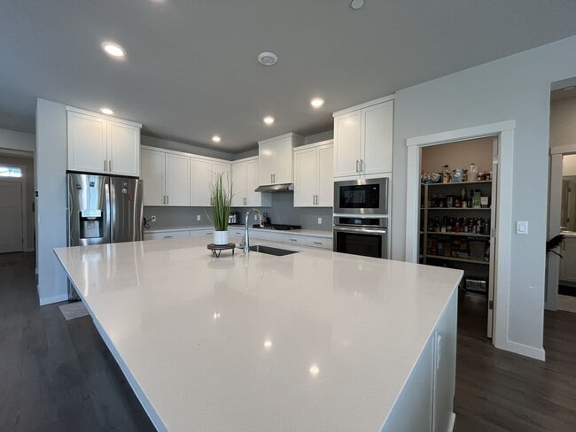 Building Photo - Spacious 5BR Home Near Mountainside High School with Loft, Balcony & Large Kitchen