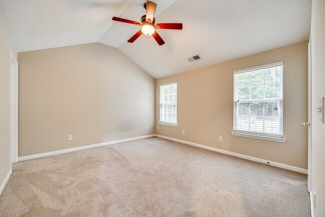 Building Photo - Beautiful, well maintained home in the hea...