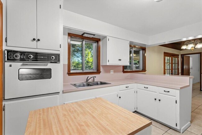 Building Photo - 3210 Bruce Dr