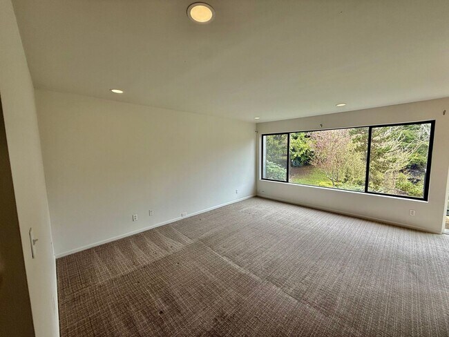 Building Photo - Beautiful 2 bed, 1 bath Shoreline Condo, $1850/mo.