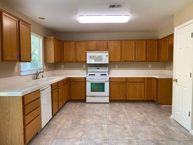 Building Photo - 4 Bedroom Home in Hollister  - No App Fee