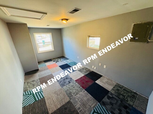 Building Photo - 2-Bed Home with Flex Room + New Appliances!