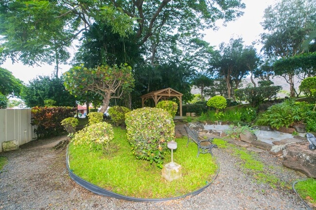 Building Photo - Naniwa Gardens - 1 bdrm/1 bath/1 covered p...