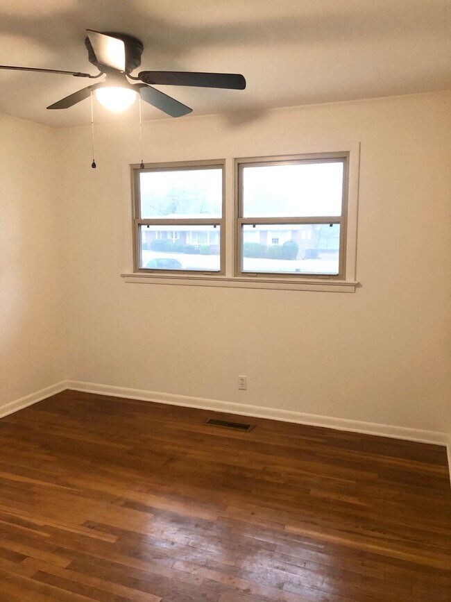 Building Photo - 3 bed 2 bath family rental