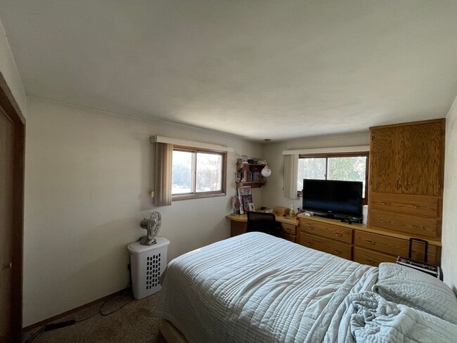 Building Photo - 2 bed, 2 bath, duplex across from park. Appleton!