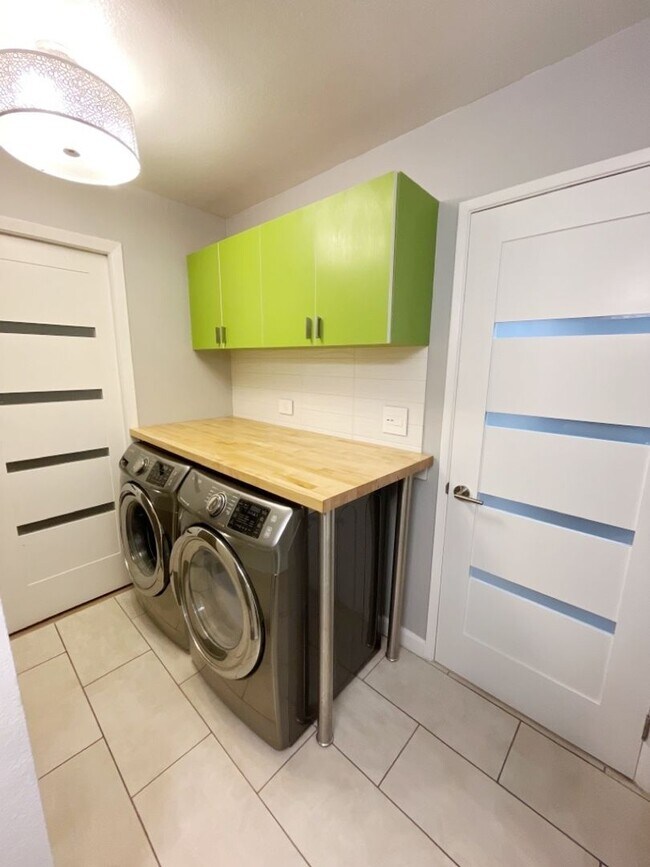 Building Photo - Waipio Gentry 2 bed, 1 bath, 2 parking wit...