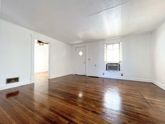 Building Photo - Cozy 2 bedroom