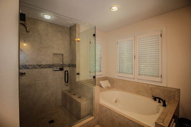 Building Photo - 4265 Deerwood Ln
