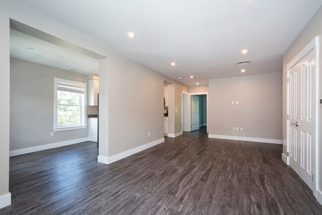 Building Photo - 50 Country Way