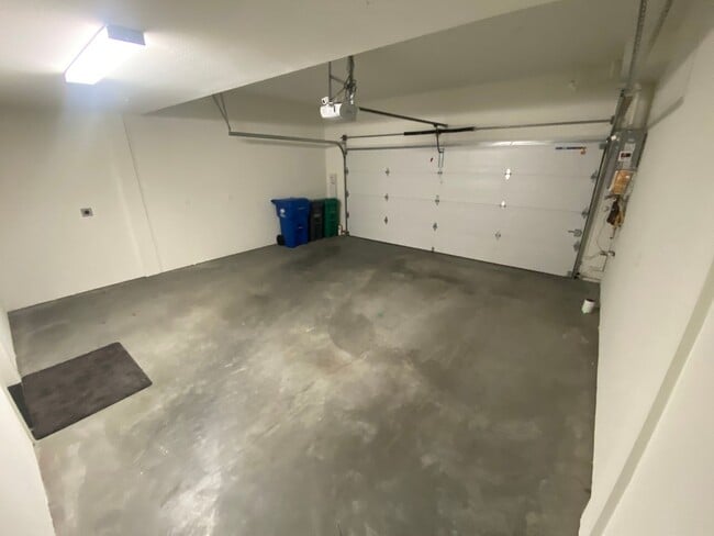 Building Photo - Modern Condo Living in the Heart of Alameda – Prime Location!