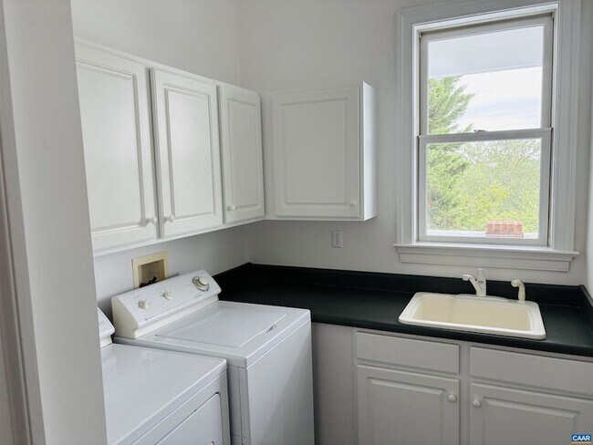 Building Photo - 495 Ednam Cir