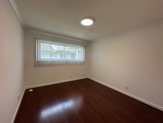 Building Photo - Updated 2 Bed / 1 Bath - Ground Floor Condo - Commuter-Friendly Location