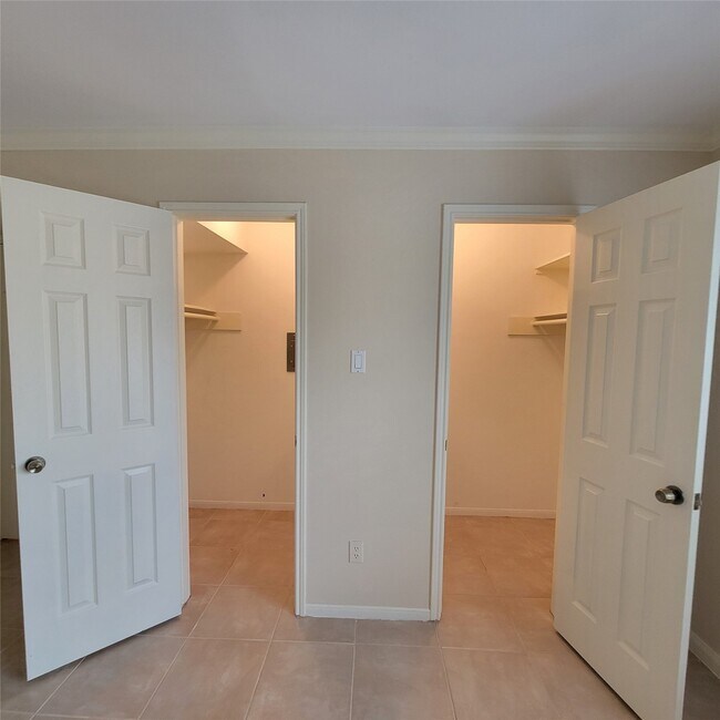 Building Photo - 1223 Augusta Dr