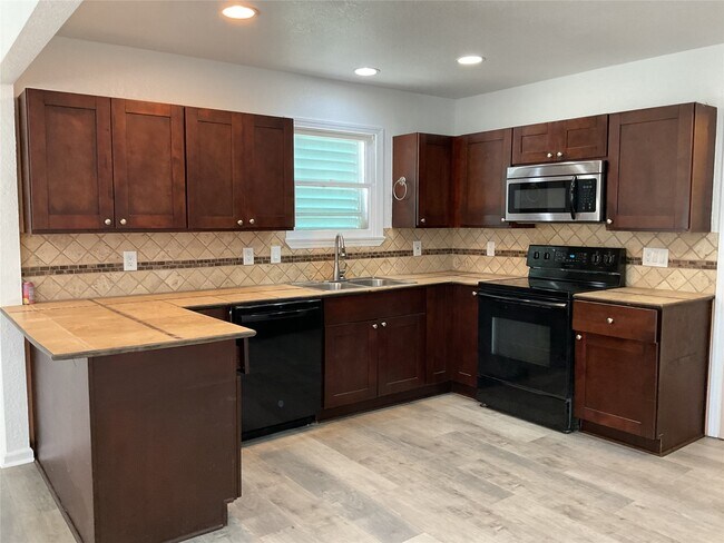 Building Photo - 5728 Sylvia Dr