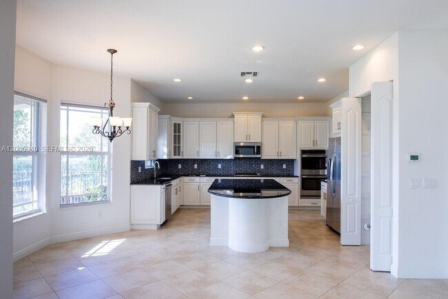 Building Photo - 8630 Lakeside Bnd