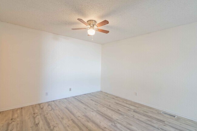 Building Photo - 2220 E 66th Pl