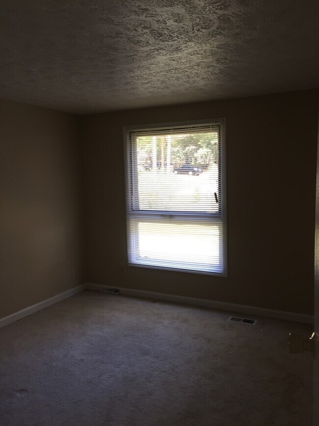 Building Photo - Charming 4 bedroom / 2 bath home waiting f...