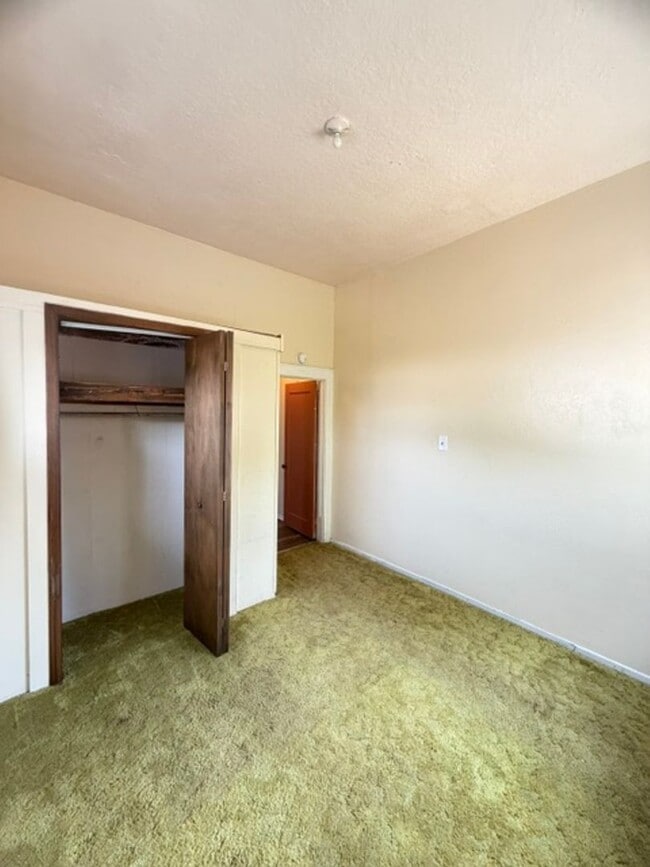 Building Photo - 363 E Elm St